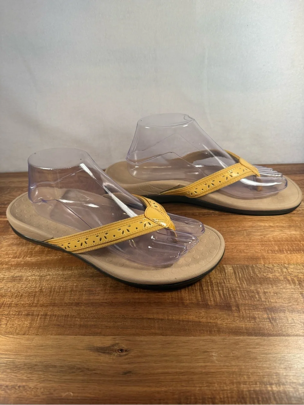 Vionic Casandra Thong Sandal in Buttercup Yellow Leather Size 10
